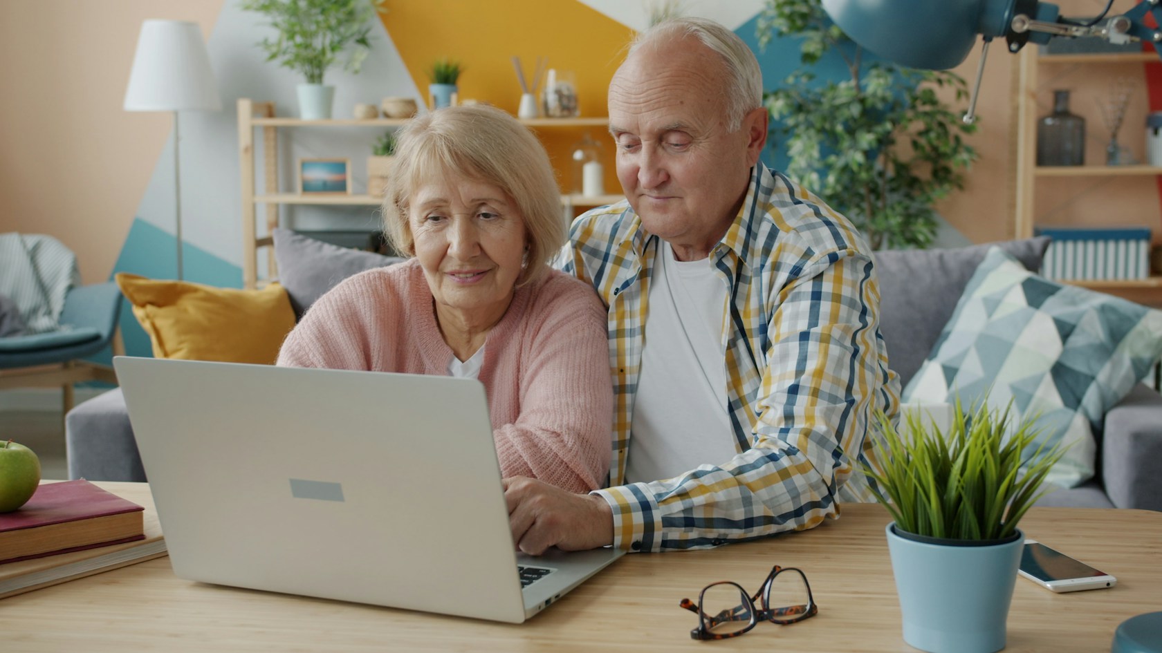 Pareja de más de 65 años revisando en el portátil las opciones de hipoteca a partir de 65 años
