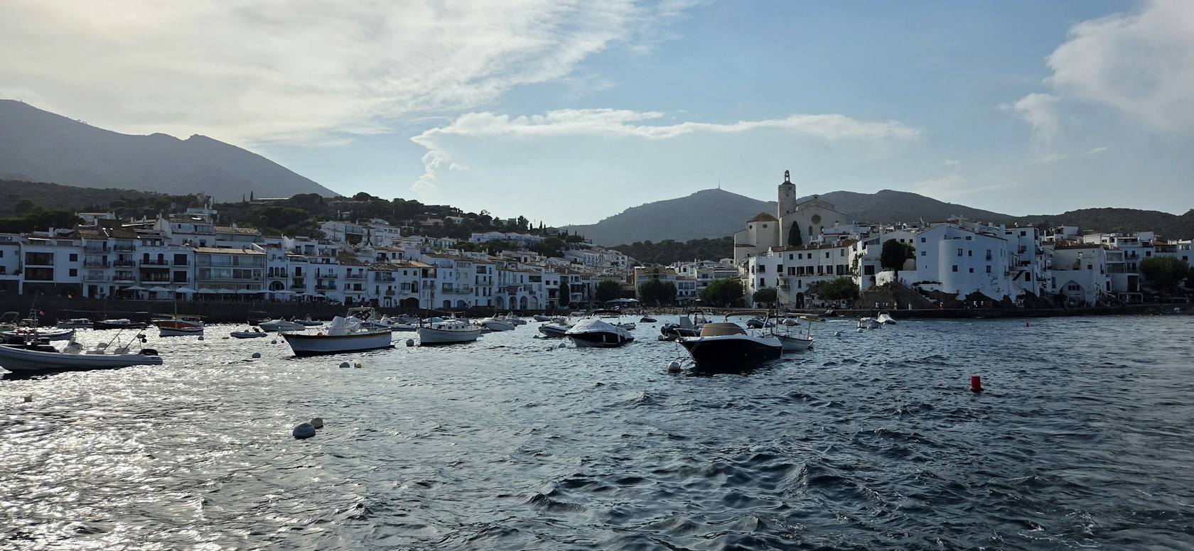 Casas blancas junto al mar Mediterráneo en la bahía de Cadaqués