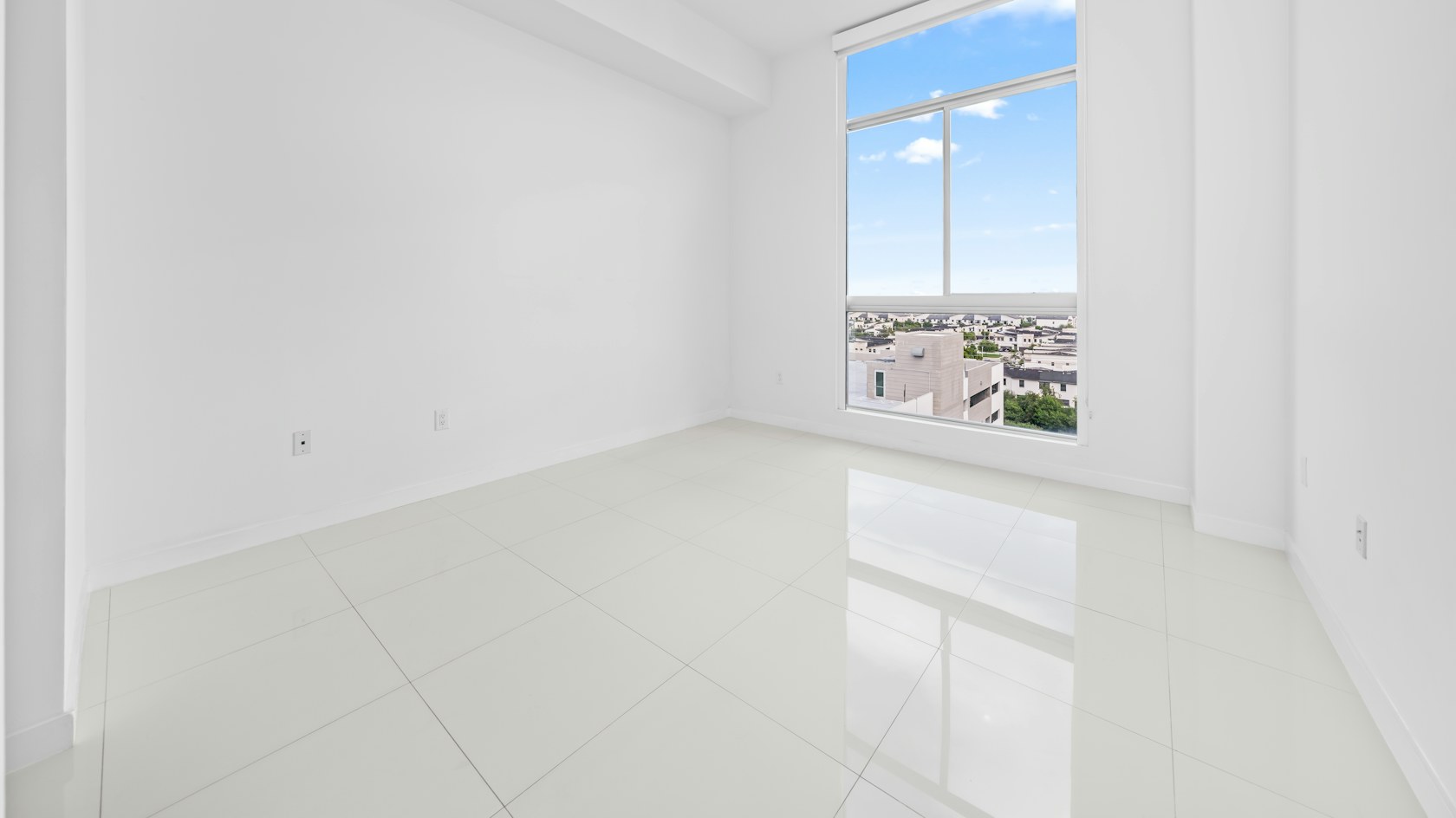 Alquiler con opción a compra: piso vacío y luminoso con ventanal antes de entrar a vivir