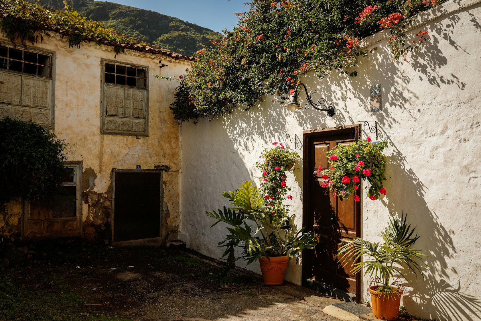 Fachada blanca de una vivienda: la deuda de la hipoteca inversa frente al valor de la casa