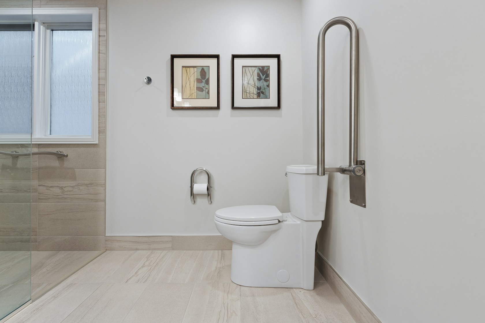 Hipoteca inversa para reformar la vivienda: baño adaptado con barra de apoyo y ducha a ras de suelo