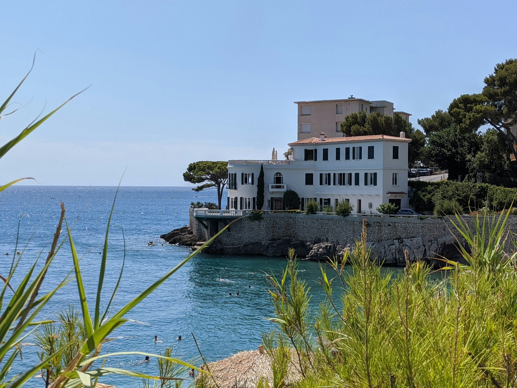 Hipoteca inversa sobre segunda vivienda: casa blanca junto al mar en la costa, ejemplo de vivienda que no es la residencia habitual