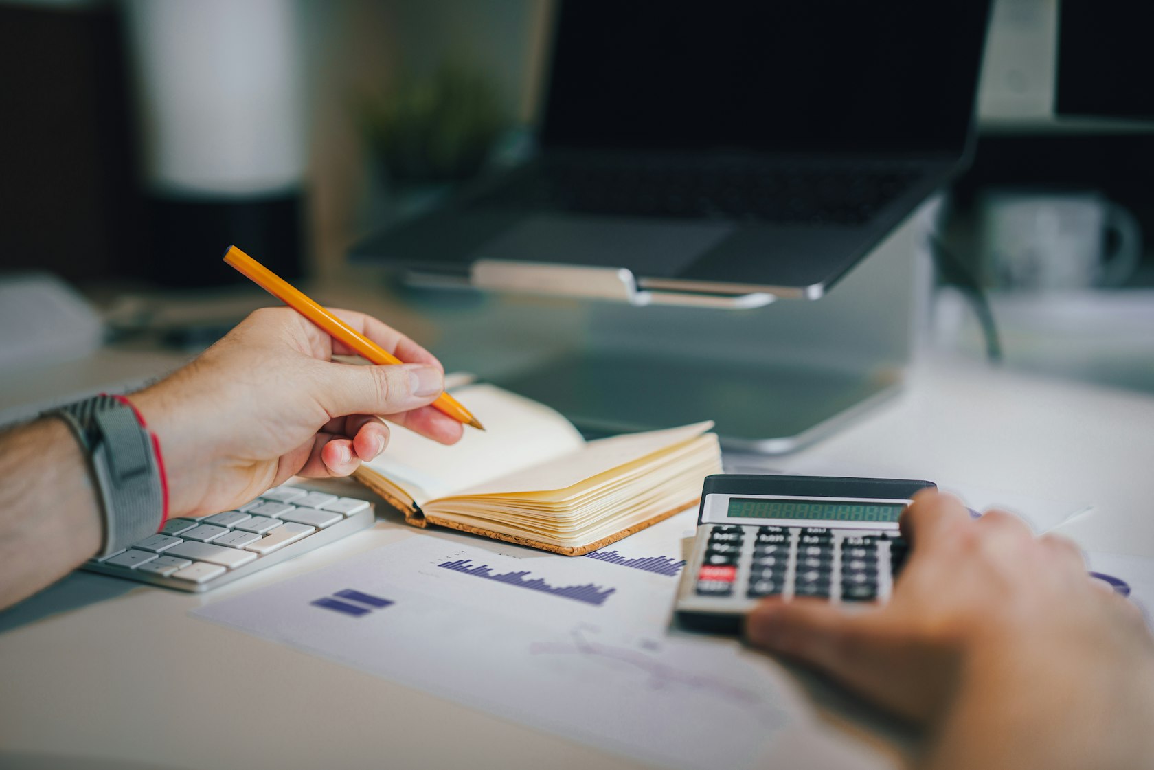Autónomo calcula sus ingresos netos con calculadora y libreta antes de solicitar una hipoteca