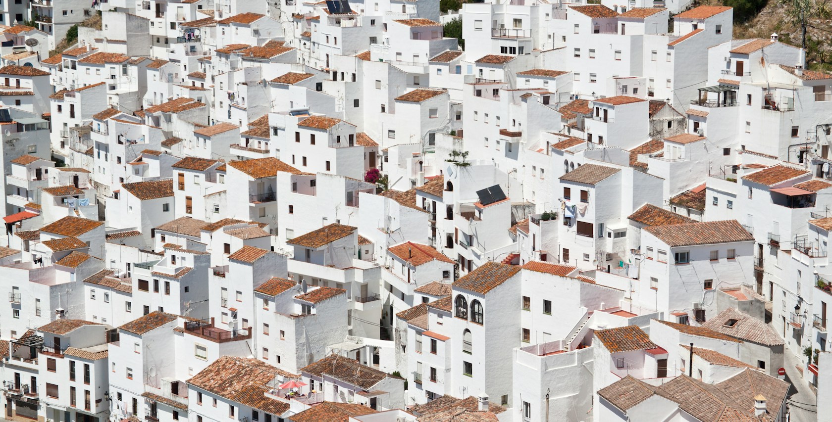 Hipoteca para no residentes: vista aérea de un pueblo blanco andaluz con casas encaladas