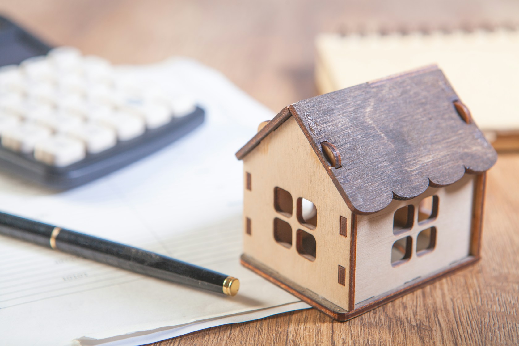 Hipotecas baratas en 2026: maqueta de casa, calculadora y documentos para comparar la TAE de las ofertas