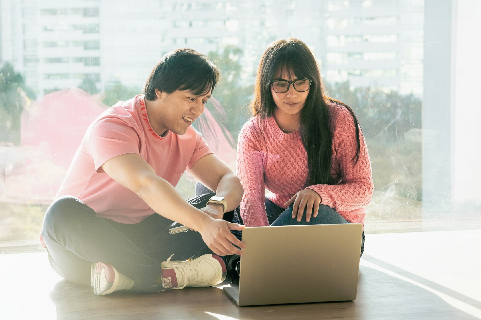 Hipotecas online: pareja comparando ofertas de hipoteca en el portátil desde casa