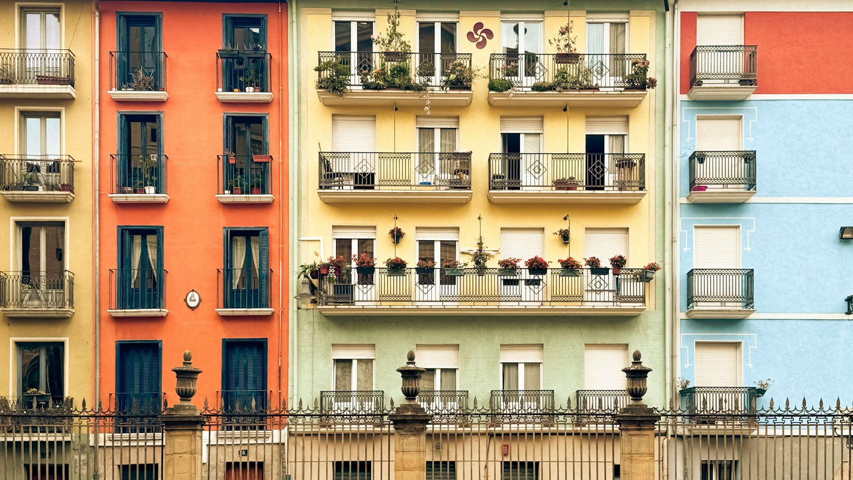 Préstamo con garantía hipotecaria: fachada de edificios de viviendas con balcones en una ciudad española