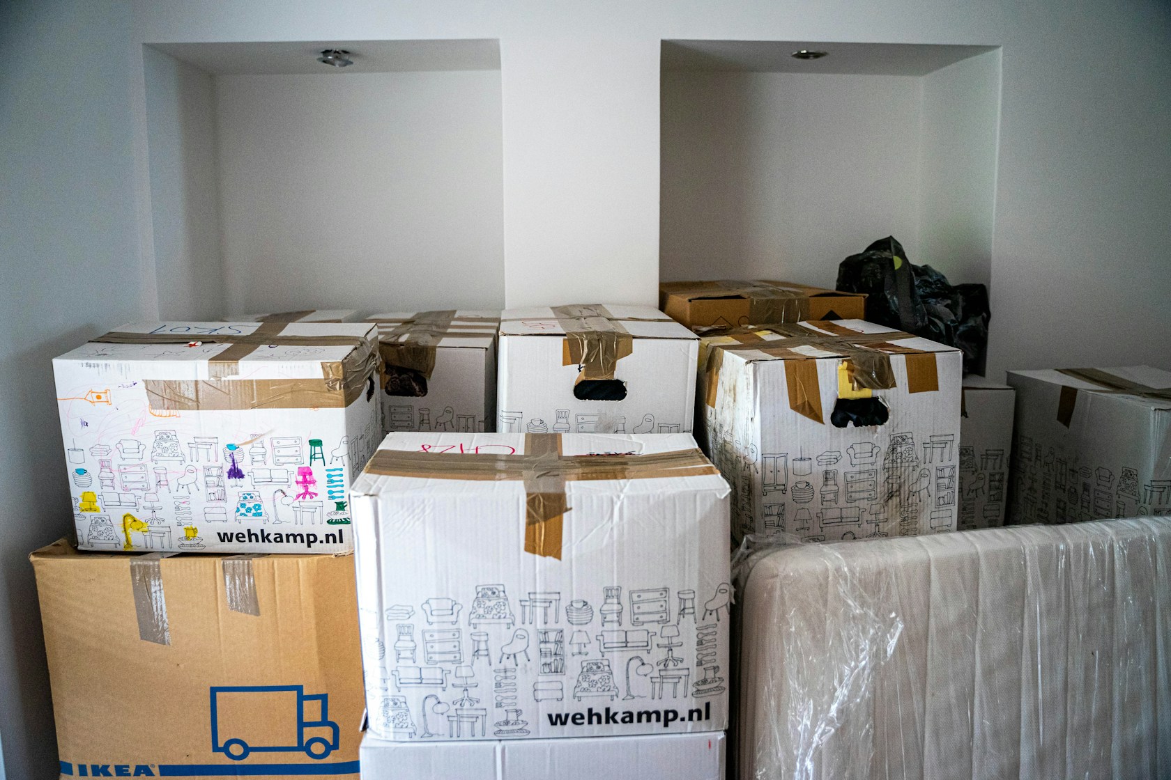 Cajas de mudanza sobre una mesa al trasladar la hipoteca con un cambio de garantía